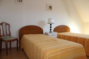 Ένα ή περισσότερα κρεβάτια σε δωμάτιο στο 521 - Bel appartement avec balcon vue mer à Erquy en bordure de la plage du centre et à 300m des commerces
