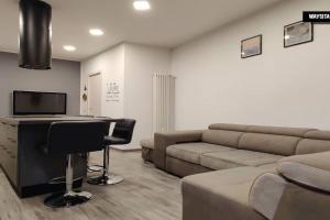 ein Wohnzimmer mit einem Sofa und einem Tisch in der Unterkunft De Angeli District in Mailand