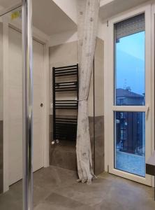 Zimmer mit einer Dusche mit einem Baum in der Unterkunft De Angeli District in Mailand