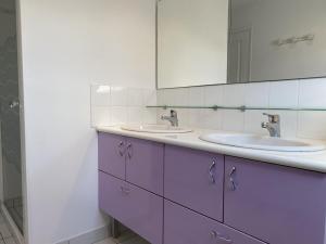 un bagno viola con due lavandini e uno specchio di 534 - Maison 3 chambres en plein centre d'Erquy, à proximité de toutes commodités a Erquy Altre 10 foto