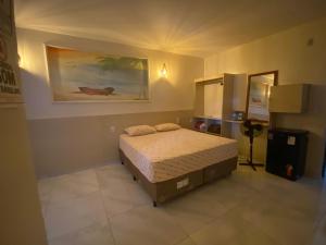 Hotel Eden في مويا: غرفة نوم بسرير ودهان على الحائط
