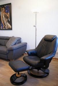 una poltrona reclinabile in pelle e un divano in soggiorno di Lübsche Burg - ABC248 a Wismar