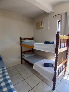 Zimmer mit 2 Etagenbetten in einem Zimmer in der Unterkunft Pousada Maria do Mar in Garopaba