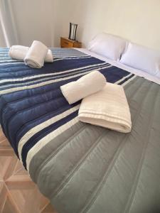Una cama con dos almohadas encima. en MAGU en Malargüe