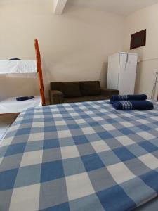 Pousada Maria do Mar في غاروبابا: سرير مزدوج كبير من اللون الأزرق والأبيض في الغرفة