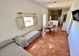 エス・カロにあるApartments Campanitx - Astbury Formenteraのベッドとテーブルが備わる部屋