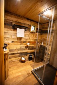 Koupelna v ubytování Burtree Country House, Tipi's, Treehouse & Lodge & house rooms with hot tubs in a private garden