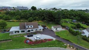 una vista aérea de una casa con una furgoneta estacionada en la entrada en Summerfield Lodge B&B, en Youghal