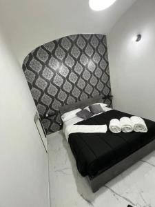 B&B Puma official في نابولي: غرفة نوم بسرير أسود مع مبطن في اللوح الأمامي
