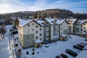 ウストロンにあるApartament Perłowy z balkonem- Dream Apartの雪の中の町の空の景色