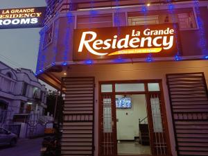 本地治里的住宿－LA GRANDE RESIDENCY，一间有标志读取车库住宿的餐厅