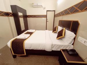 1 dormitorio con 1 cama grande en una habitación en LA GRANDE RESIDENCY, en Pondicherry