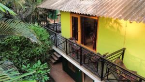 żółty budynek z balkonem w ogrodzie w obiekcie Seaside Serenity Resort w mieście Mandrem