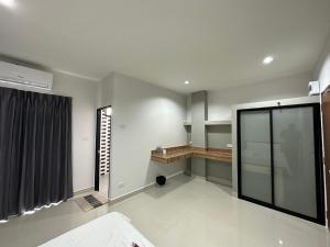 Großes weißes Zimmer mit einer Küche und einem Fenster in der Unterkunft W residence สมุทรสาคร in Ban Khok Kham