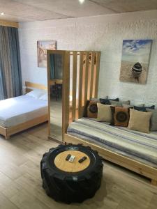 een slaapkamer met een bed en een grote band op de vloer bij Teia-AJ in Praia