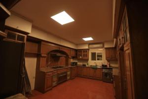 een grote keuken met houten kasten en een licht bij Munir`s residence 2 in Caïro
