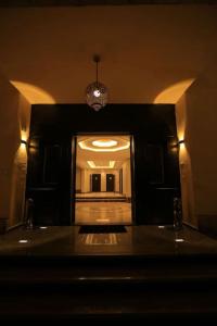 La salle de bains est pourvue d'un miroir et d'un lavabo. dans l'établissement Munir`s residence 2, au Caire