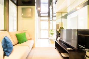 a living room with a couch and a flat screen tv at My City Home - Dúplex PH III in Madrid