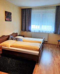 A bed or beds in a room at Gasthof Familie Hutter