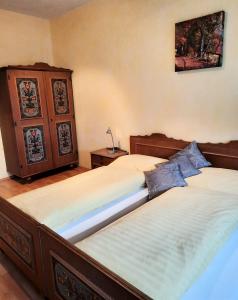 A bed or beds in a room at Gasthof Familie Hutter