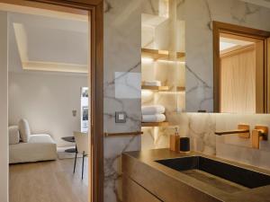 un baño con lavabo y espejo en Athenian Loft with Acropolis View, en Atenas