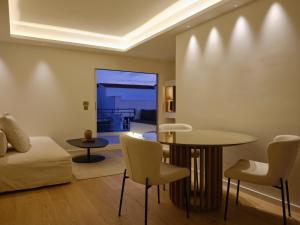 Zona de estar de Athenian Loft with Acropolis View