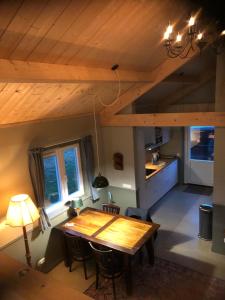 een zolderkamer met een houten tafel en een keuken bij triphousing red in Schalkwijk