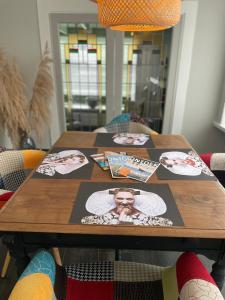 a table with pictures and photographs on it at Slapen op Tholen in Tholen