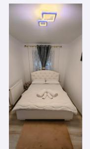 1 dormitorio con 1 cama con luz en el techo en Luxury apartament, en Fălticeni