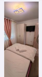 1 dormitorio con 1 cama con luz en el techo en Luxury apartament, en Fălticeni