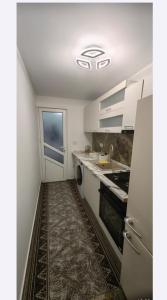 cocina con lavadora y secadora en una habitación en Luxury apartament, en Fălticeni