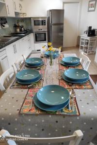 una cocina con una mesa con placas azules. en Location classée 3 étoiles entre PerrosGuirec et P en Penvénan
