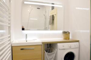 uma casa de banho com um lavatório e uma máquina de lavar roupa em Key to Bordeaux - fairytale view, 2 bd + elevator em Bordeaux