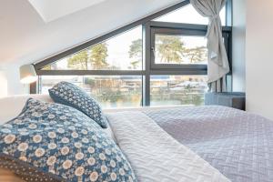 1 dormitorio con cama y ventana grande en Strandhus, en Travemünde