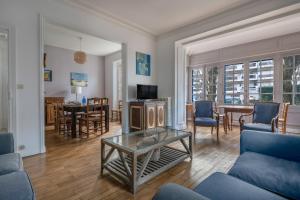 sala de estar con chimenea y comedor en Belle villa bauloise à deux pas de la plage, en La Baule
