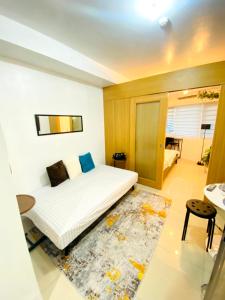 um quarto com uma cama e um quarto com uma mesa em D'Hideout in shell residences moa pasay em Manila
