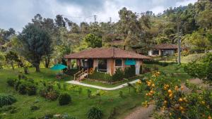 una pequeña casa en un campo con jardín en Eucaliptus Spa Resort, en Dapa