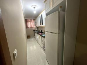 eine Küche mit einem weißen Kühlschrank im Zimmer in der Unterkunft شقة مريحة مناسبة للعائلة 1 Comfortable apartment suitable for family in Esenyurt