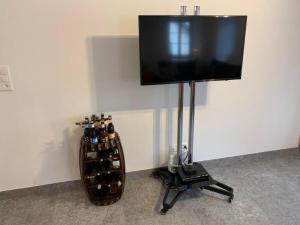 TV a schermo piatto appesa a un muro con un portabottiglie di vino di Zusammen mit Freiraum - ENGADIN HOLIDAYS a Guarda