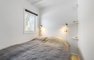 Cama en habitación blanca con ventana en Gorgeous Home In Kirke Hyllinge With Wifi, en Kirke-Hyllinge