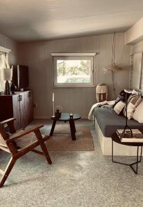 Schlafzimmer mit einem Bett, einem Tisch und einem Fenster in der Unterkunft La Casa Di Nyo in Sevenum
