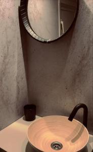 lavabo de madera en el baño con espejo en La Casa Di Nyo, en Sevenum