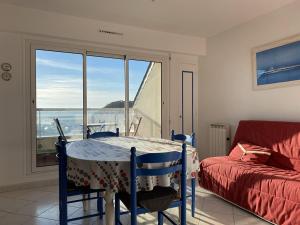 Habitación con mesa, cama y ventana en 606 - Appartement à Erquy, à 700m de la plage et des commerces, en Erquy