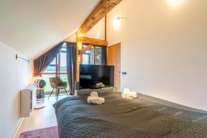 - une chambre avec 2 animaux farcis sur un lit dans l'établissement Buytenplaats Villa 191, à De Koog
