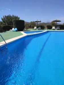 uma grande piscina com água azul em Torre de la Campana em Cartagena
