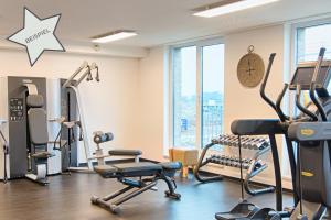 - une salle de sport avec des tapis de course et des équipements d'exercice dans un bâtiment dans l'établissement LOGINN Hotel Offenbach, à Offenbach-sur-le-Main