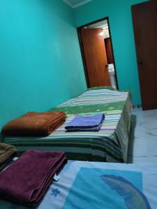 2 Betten in einem Zimmer mit Handtüchern darauf in der Unterkunft Hostal Venecia in Caral