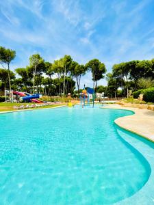 una piscina en un complejo con parque infantil en Interpals Eco Resort en Pals