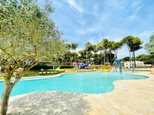 une grande piscine avec une aire de jeux dans l'établissement Interpals Eco Resort, à Pals