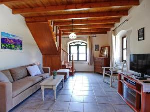 TV a/nebo společenská místnost v ubytování Villa Ovgoro, Provarma, pool, seaview balcony